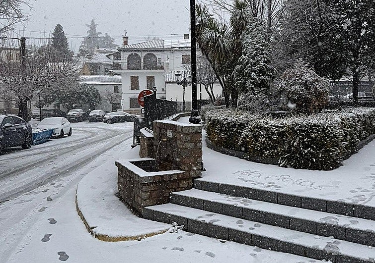 Huétor Santillán se queda aislado por la nieve: «No damos abasto»